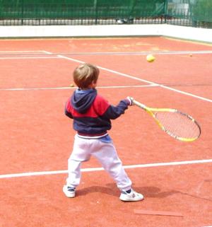 Trouver un club de tennis pour son enfant à Paris